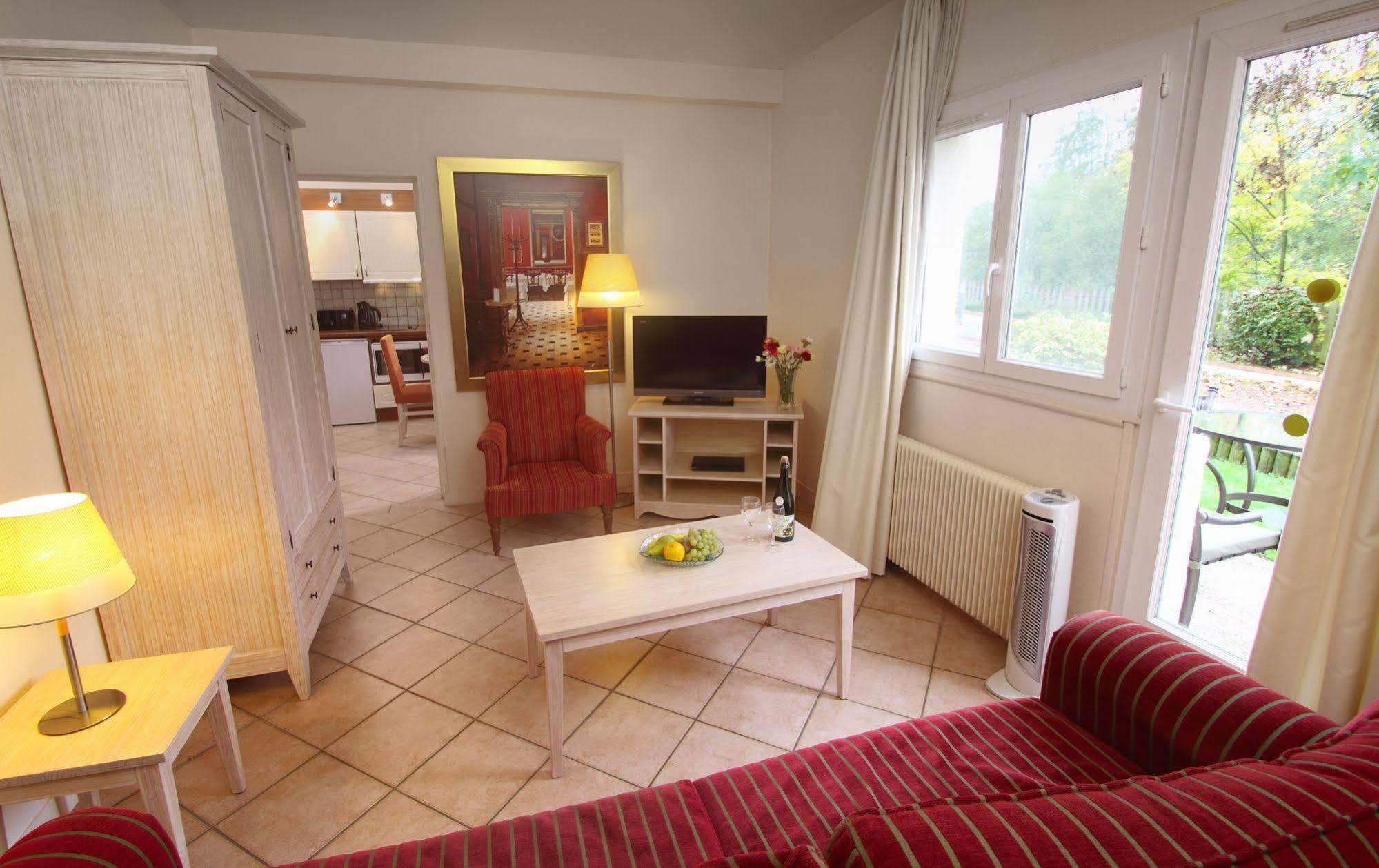 Karma Manoir Des Deux Amants Aparthotel Connelles Luaran gambar